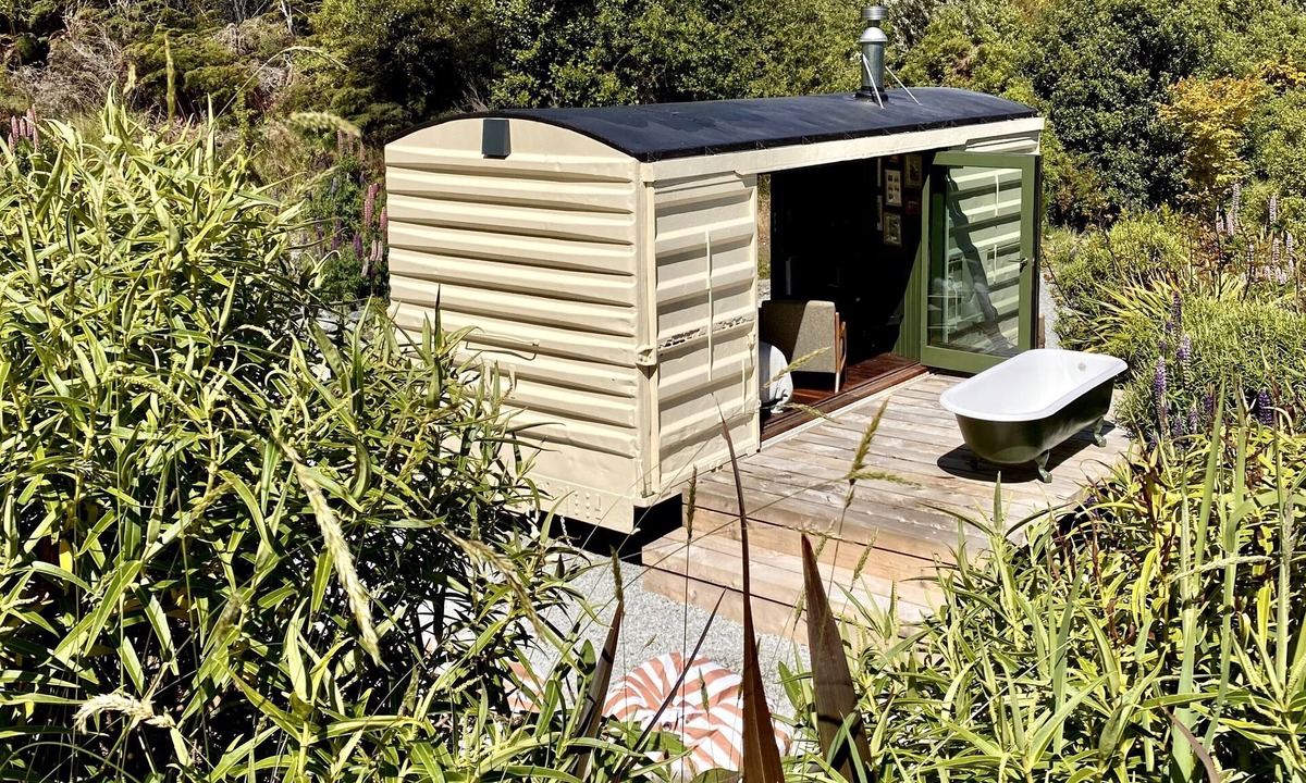 Closeburn Cabin | The Box Car (Outdoor Private Bath)