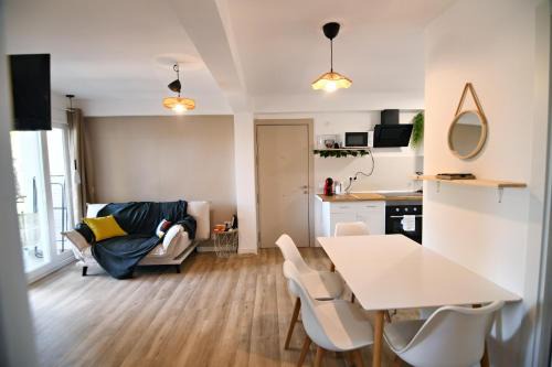 San Martin de Valdeiglesias Apartment | The Grand Lakeview Retreat