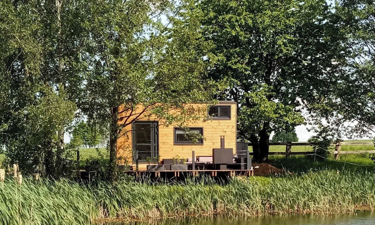 Buhlau House | Tiny house by the pond: terrace, barbecue, outdoor fireplace