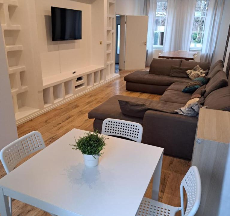 Sud Apartment | Tolstov House - 5 Room House with Terrace - 35 Min to Messe DUS