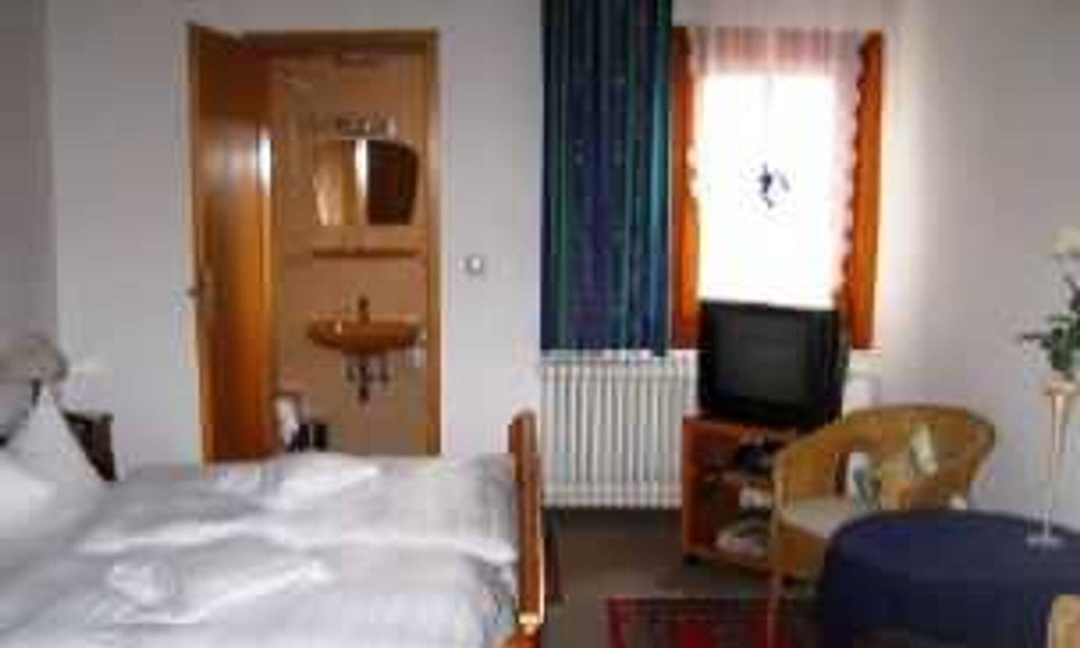 Laudenbach Cottage | Triple Room No. 26 - Goldner Engel, Restaurant - Hotel - Butcher