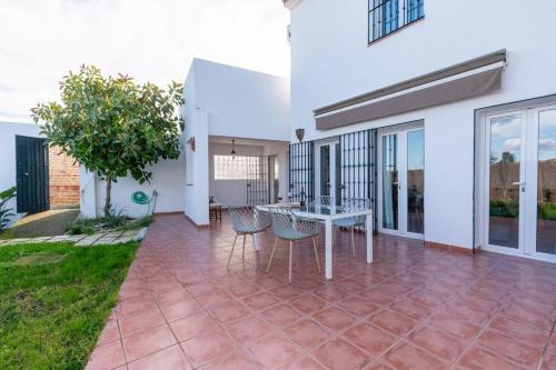 Gerena House | Tu escapada en Gerena, jardín y luz