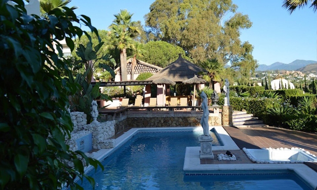 Nueva Andalucia Villa | UNIQUE LUXURIOUS AND PALACIAL VILLA