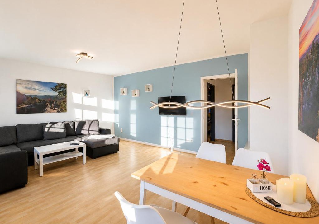 Sebnitz Apartment | Urlaubsmagie - Ferienwohnung Himmelblau - Balkon, Gemeinschaftsgarten, Sauna und saisonaler Pool - HW2B