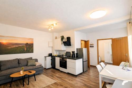 Lichtenhain Apartment | Urlaubsmagie - Ferienwohnung Wasseramsel - Terrasse, Grill & Saisonaler Pool - W2