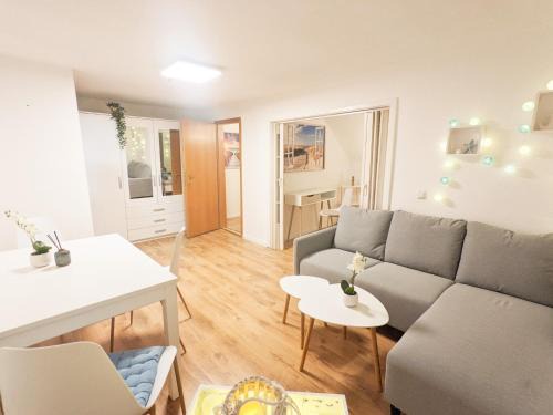 Sebnitz Apartment | Urlaubsmagie - Ferienwohnung Turmfalke - Garten mit Terrasse & Saisonaler Pool - H6
