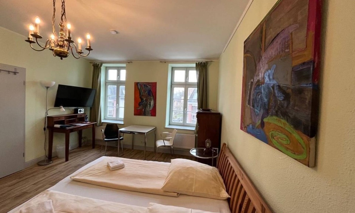 Schwerin Apartment | Vacation apartment 3, top floor, 1 bedroom - Ferienwohnungen MittenDrin