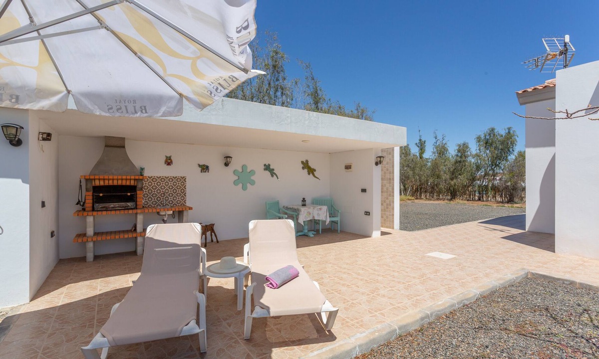 Tuineje Apartment | Vacation Apartment 'Casita Hari' with Mountain View, Wi-Fi and Air Conditioning