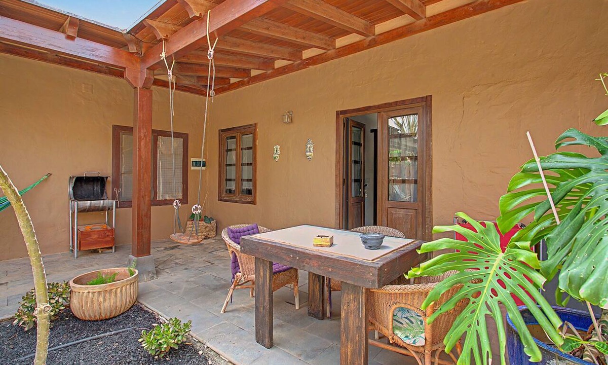 Tetir Apartment | Vacation Apartment 'Emblematica Miranda - 1' with Mountain View, Balcony and Wi-Fi