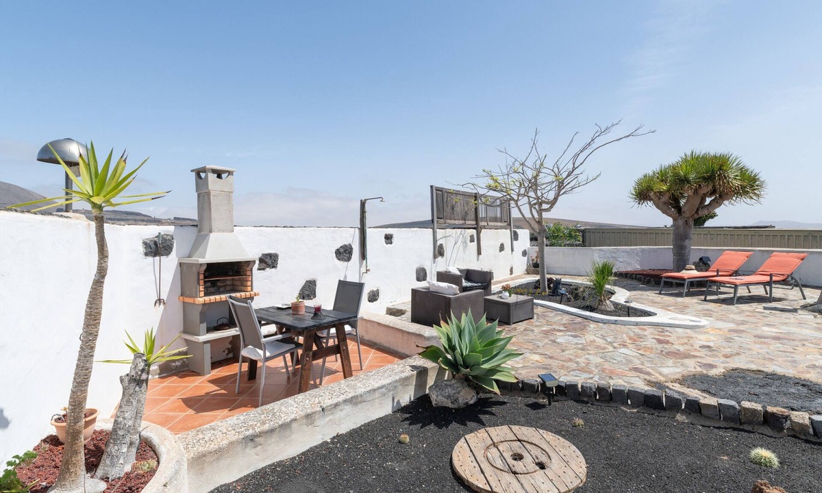 San Bartolome House | Vacation Home 'Rural Apartment - Volcano Views' with Wi-Fi