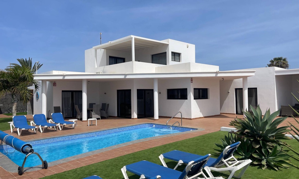 Playa Blanca House | Vacation Home 'Villa Maria' with Mountain View, Wi-Fi and Air Conditioning