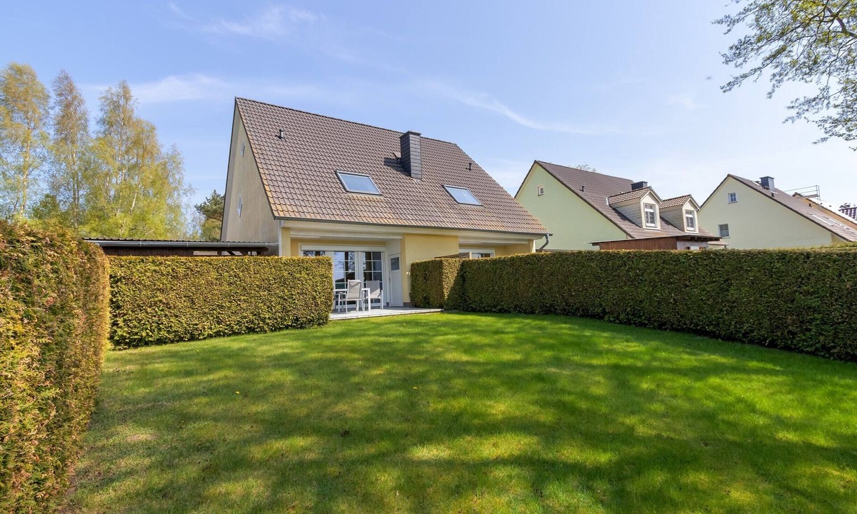 Trassenheide Apartment | Vacation home zur frischen Brise Whg 02 with WLAN, terrace & close to the sandy beach