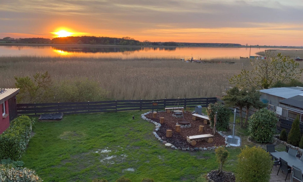 Molschow House | VILLA AM PEENE-UFER *Waterfront location *House/property for sole use *Idyllic*