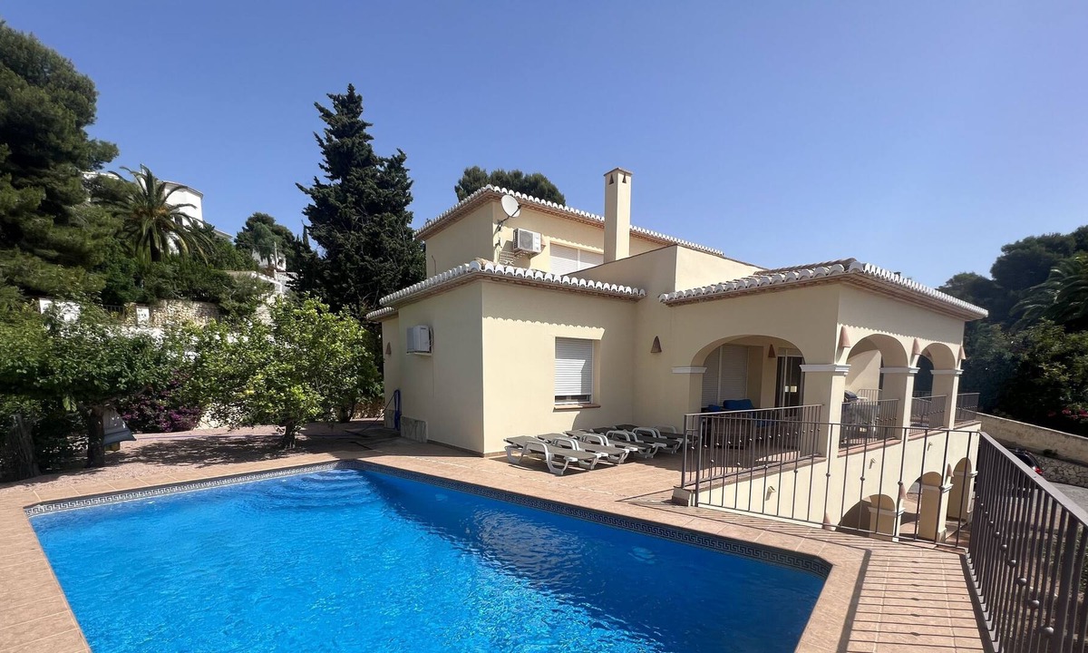 Arnella Villa | Villa Anne. 4 bedrooms, very comfortable, quiet area.