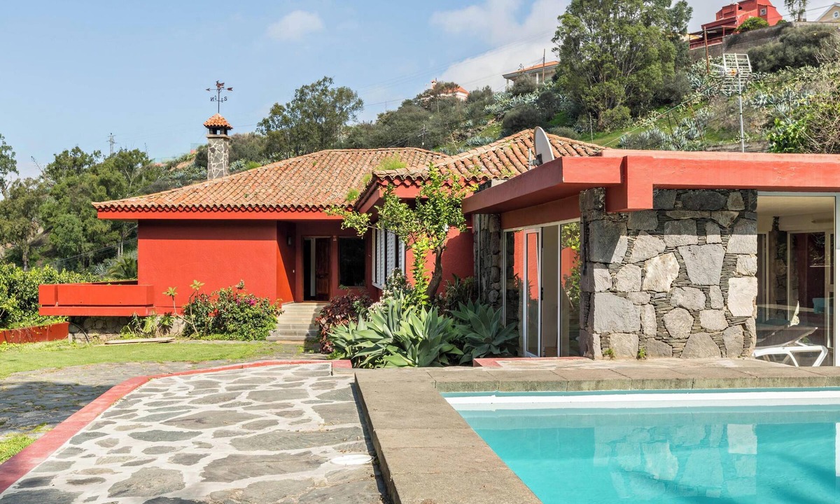 Las Brisas Villa | Villa "El Jardín de Santa Bígida" with Mountain View, Pool, Wi-Fi, Sauna & Garden