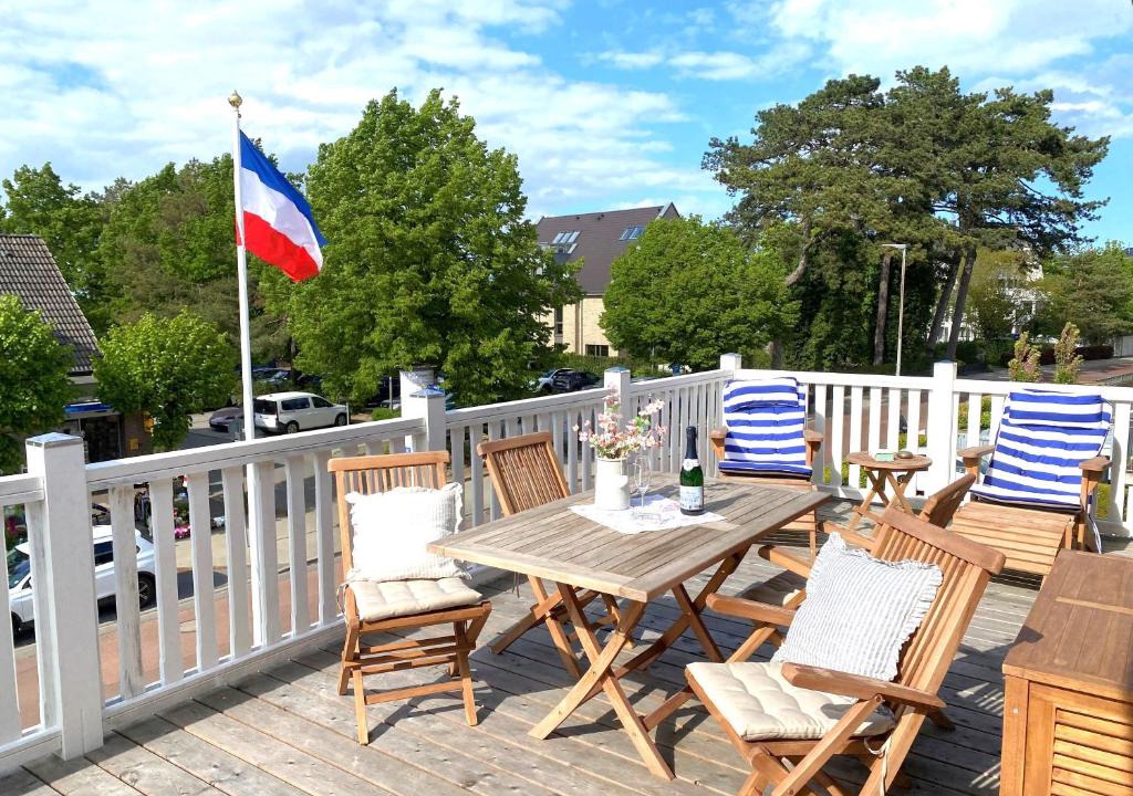 Niendorf Apartment | Villa Johanna App 3 - großzügiges Ferienappartement mit Balkon & Weitblick über den Niendorfer Hafen