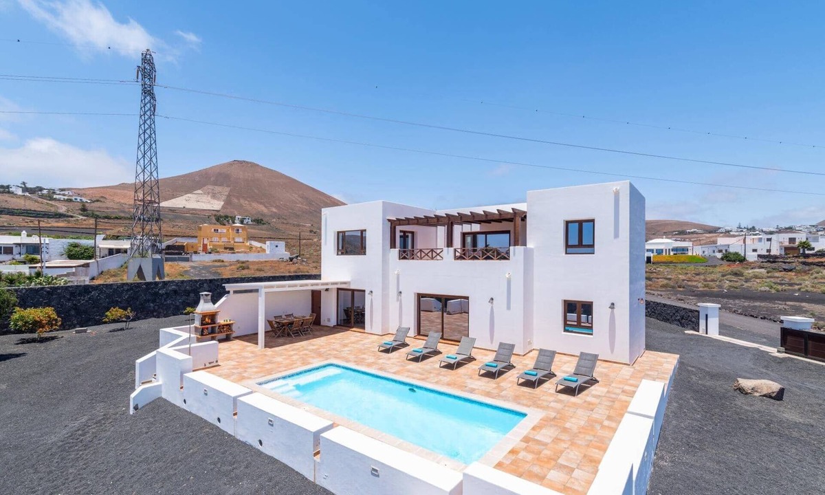 La Asomada Villa | Villa Medio Panuelo by Villa Plus