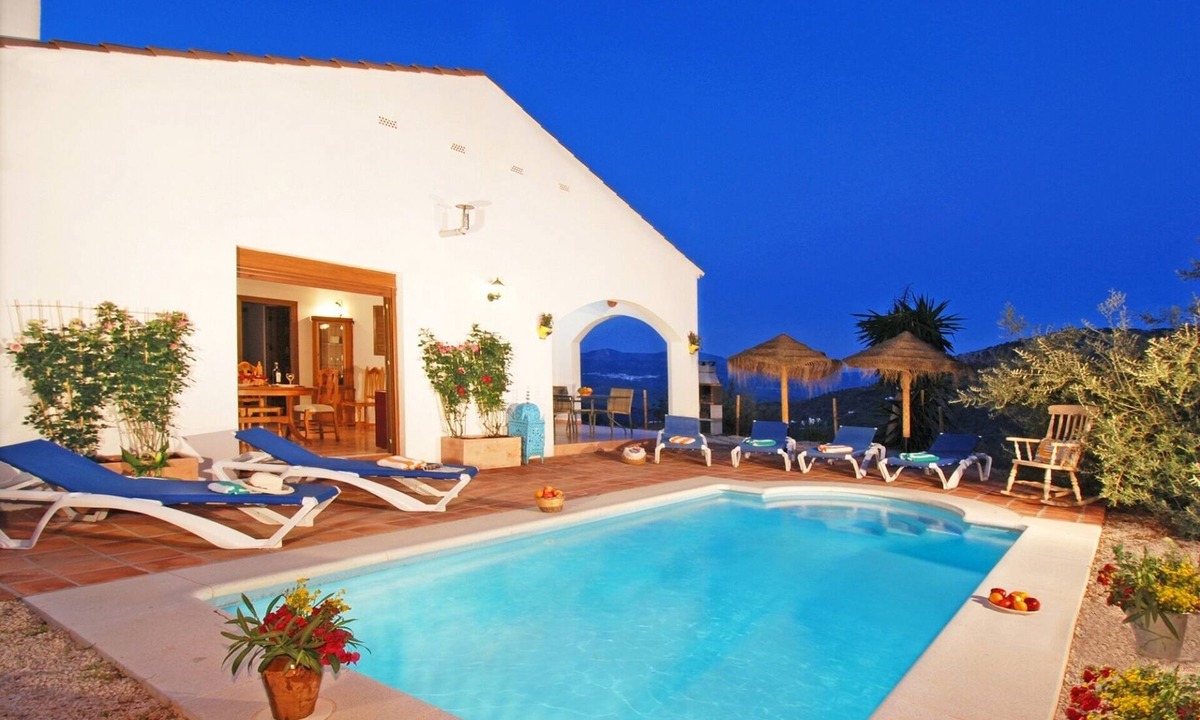 Comares Villa | Villa Roble – Magnificent Villa for 8 People, HEATED POOL & Pet Friendly