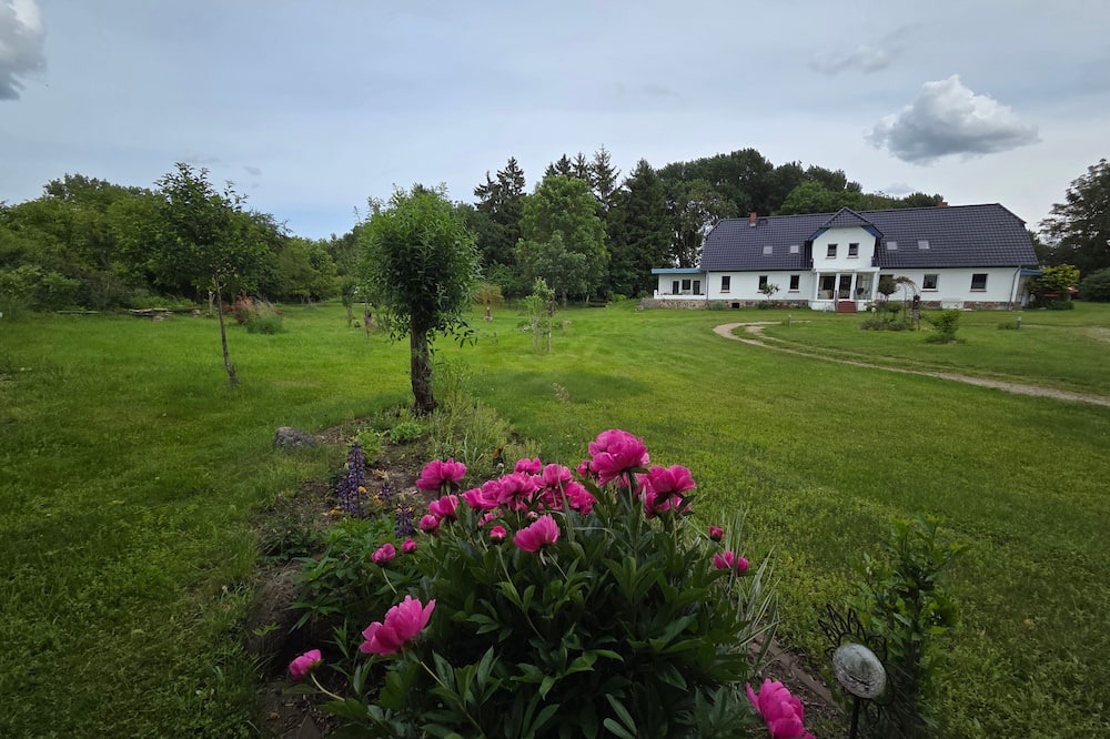 Katzow Apartment | Villa Wiese – Small Störtebecker Apartment with Garden View