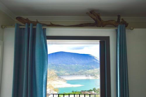 Zahara de la Sierra Apartment | Vista Al Lago - Appartment with Fabulous Lake Views