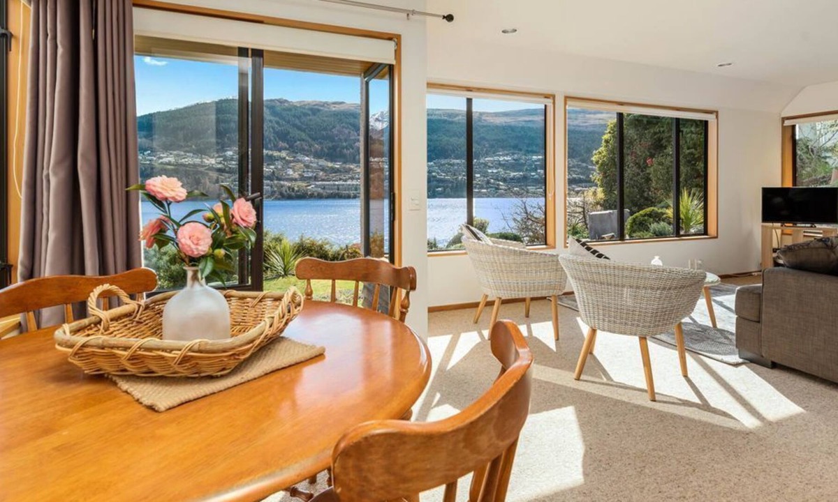 Lakefront Cottage Holiday | Kelvin Heights