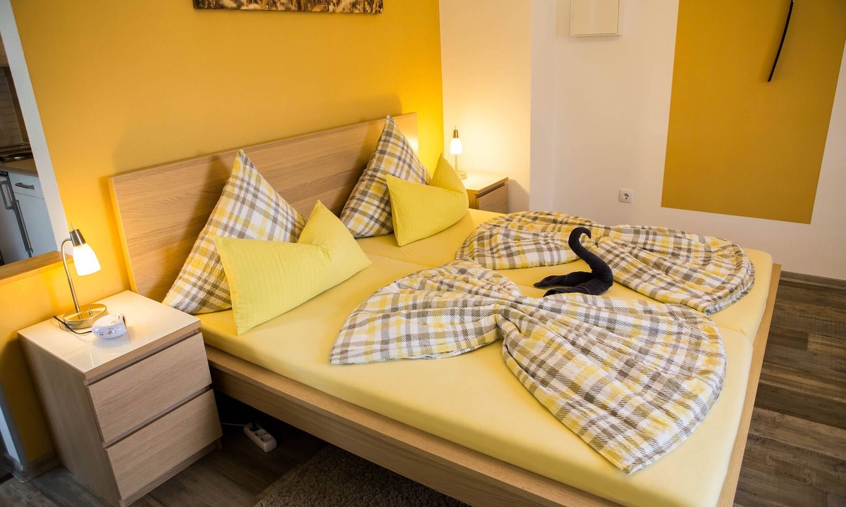 Treppendorf Apartment | Wheat room - modern furnished apartment near Thomann music store