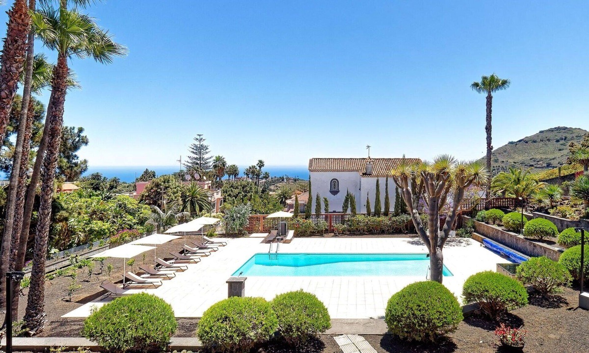 Tafira House | Wonderful private villa for 10 guests with WIFI, A/C, private pool, TV, patio and pets allowed