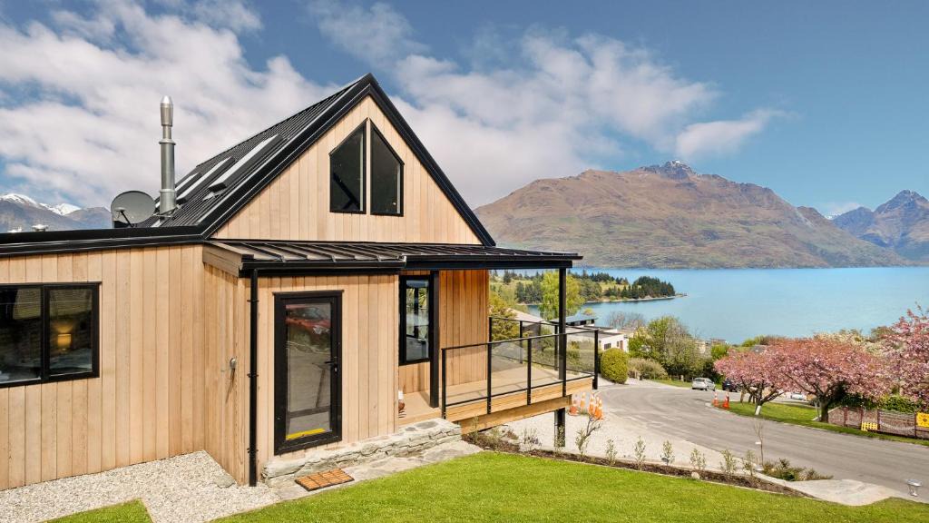 Queenstown City Centre House | World Class Views - 4 On Dublin