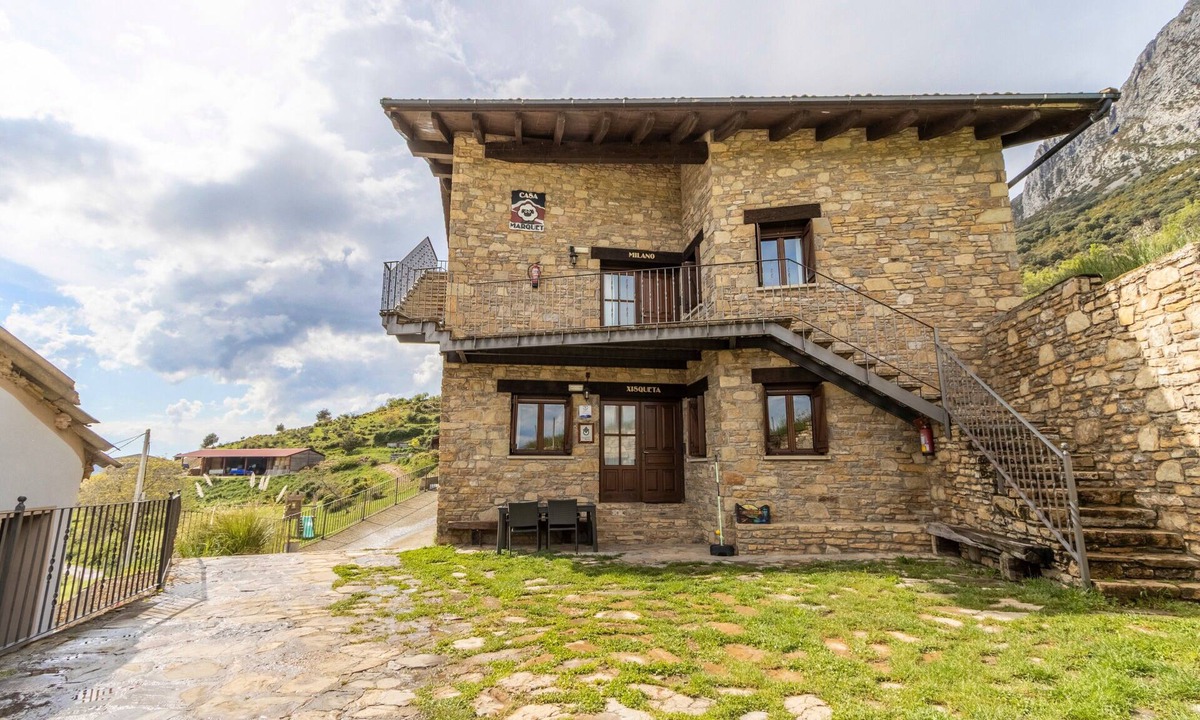 Valle de Lierp Apartment | 'Xisqueta' Apartment with Mountain Views, Private Garden and Wi-Fi