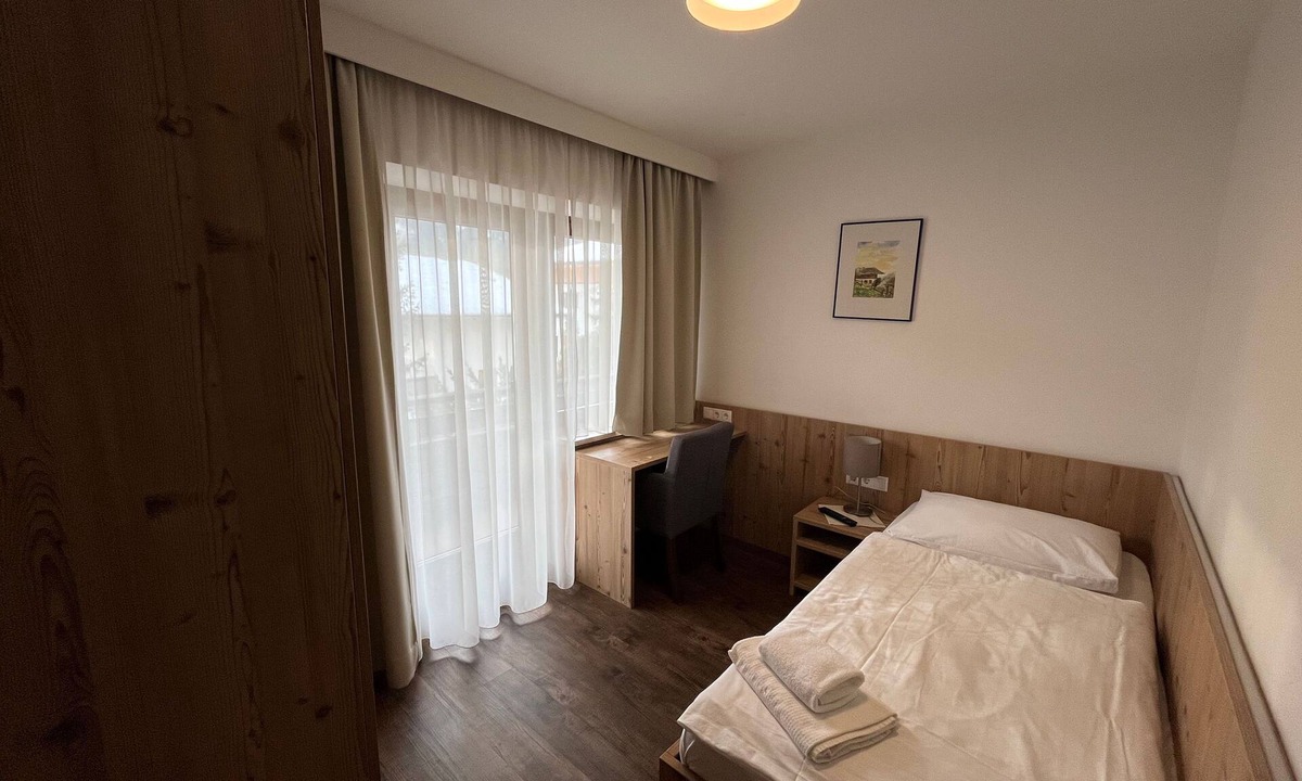 Obsteig Bed & Breakfast | Zimmer 03/1bett mit Balkon - Pension Alpina