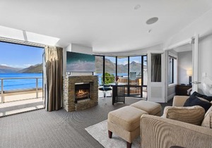 2-bedroom Penthouse Apartment with Spa - The Beacon 1004
