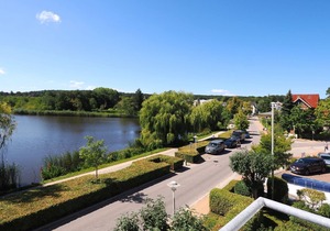 3-room apartment in prime beach location with two balconies and lake view
