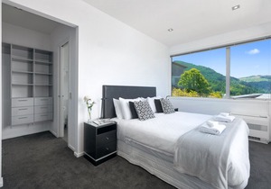 Ataahua - Luxury home with spa pool - 3km to town