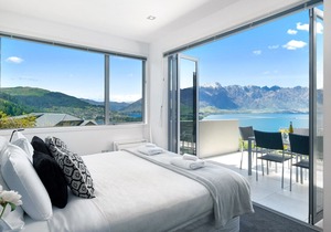 Ataahua - Luxury home with spa pool - 3km to town