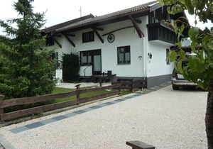 Bright apartment, cottage-style, for families and late sleepers