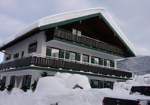 Budget room on the first floor with separate private bathroom (max. 3 people) Room size 22 m²