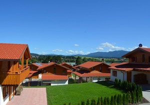 Comfortable vacation home with fireplace, balcony and garden near Lechbruck am See