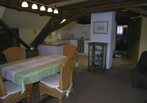 Ferienwohnung im Dach für zwei mit rustikalen Charme und Blick zum Wehrgang.
