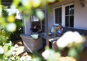 Feriendomizil mit Balkon und Weiher zum Baden oder Angeln