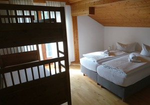 Ferienwohnung (85qm), Balkon, Küche extra, 1 Schlaf- und 1 Wohnzimmer, 2 Badezimmer, WLAN, max 4 Personen