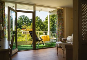 Ferienwohnung mit Balkon und Blick in den Garten