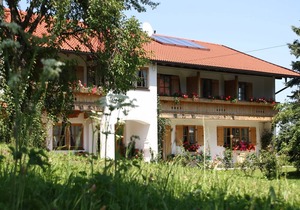 Fewo Flieder 50 qm f. 1-2 Pers., Wohn-Schlafraum getrennt, Kochnische, eigene Sonnenterrasse.