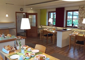 Gemütliche 50qm Ferienwohnung mit Balkon, kostenfreies Parken und WLAN, Frühstücksbuffet, voll ausgestattete Küche