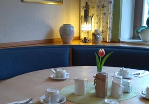 Geräumiges, modernes Appartement mit tollem Balkon zur Dorfmitte, barrierefrei