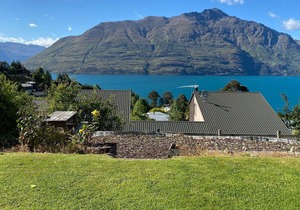 Home away from home with stunning lake views