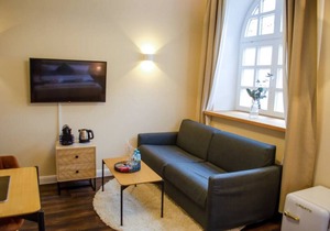 Homely Stay Studio3 - with historical mural