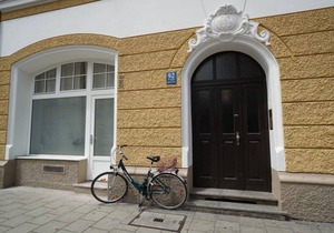 Homely Stay Studio3 - with historical mural