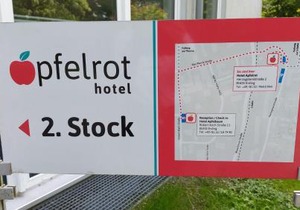 Hotel-Etage Apfelrot
