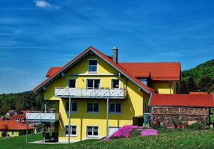 Large vacation apartment (70sqm) with balcony and garden