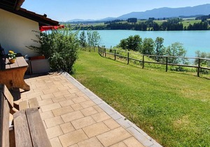 "Pure relaxation: Discover Holiday Village Hochbergle House 37 on Lake Lechsee!"